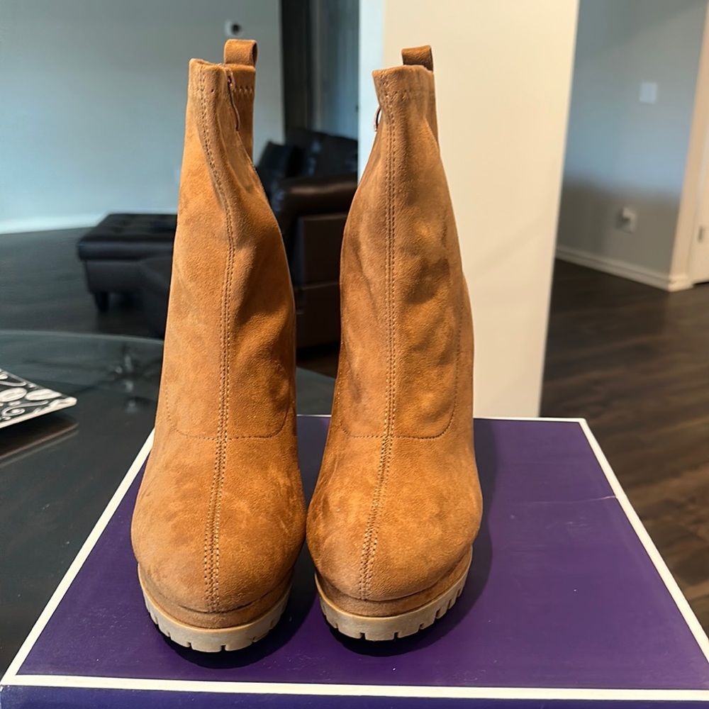 NIB women’s suede brown boots